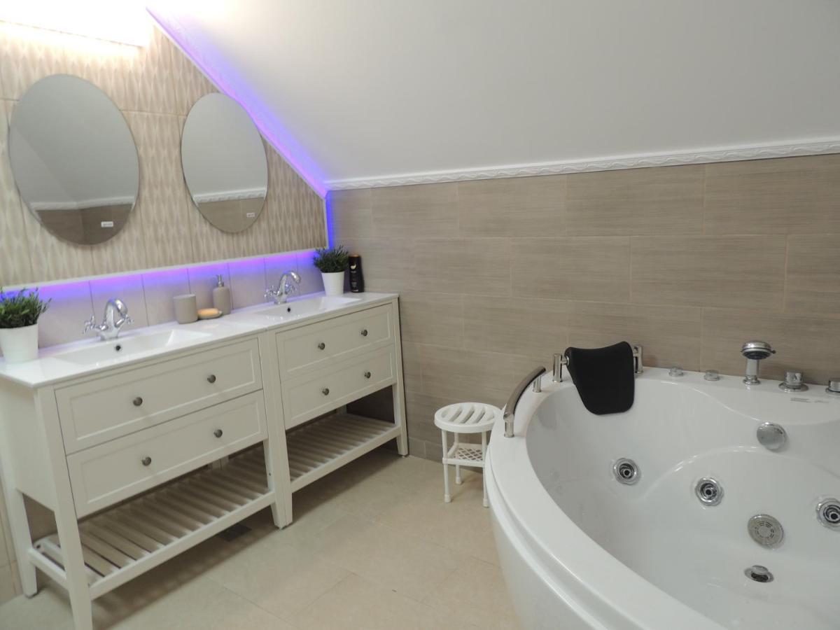 Blue Sky House Hotel Balotesti Ngoại thất bức ảnh