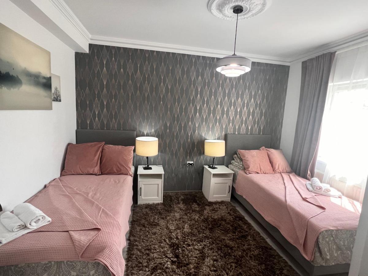Blue Sky House Hotel Balotesti Ngoại thất bức ảnh